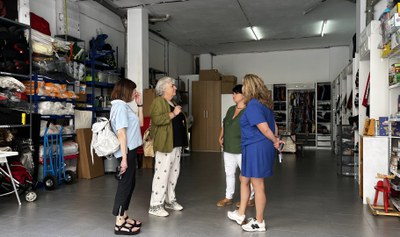 Visita a El Rober, un dels projectes de l'associació Refem, que recull roba de donacions per posar-la al servei de les dones usuàries de l'entitat..