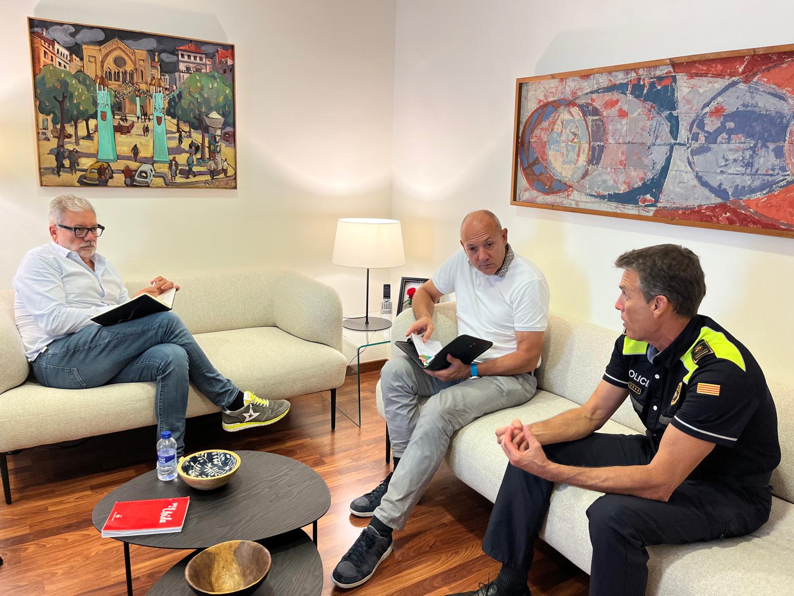 L'alcalde, Fèlix Larrosa, s'ha reunit amb el secretari general de la Federació d’Hostaleria de Lleida, Ramon Solsona i l'intendent en cap de la Guàrdia Urbana, Josep Ramon Mallada.