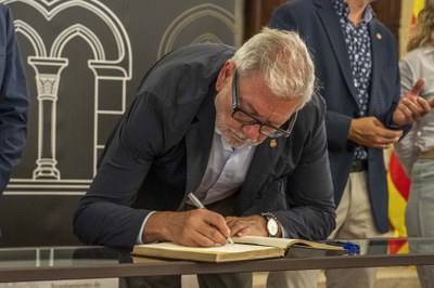 Fèlix Larrosa ha signat al llibre d'honor del municipi.