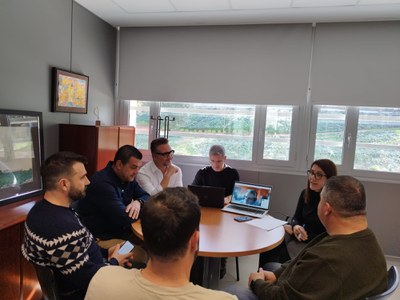 La tinenta d’alcalde i regidora de Seguretat, Mobilitat i Civisme, Cristina Morón, s’ha reunit aquest dimecres amb representants de Loteutaxi i Tele Ràdio Taxi Lleida per concretar quines es duran a terme a curt termini.