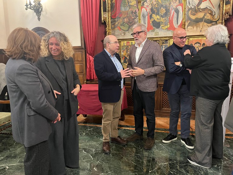 Larrosa, Bosch i Valls parlant amb els representants de les entitats empresarials