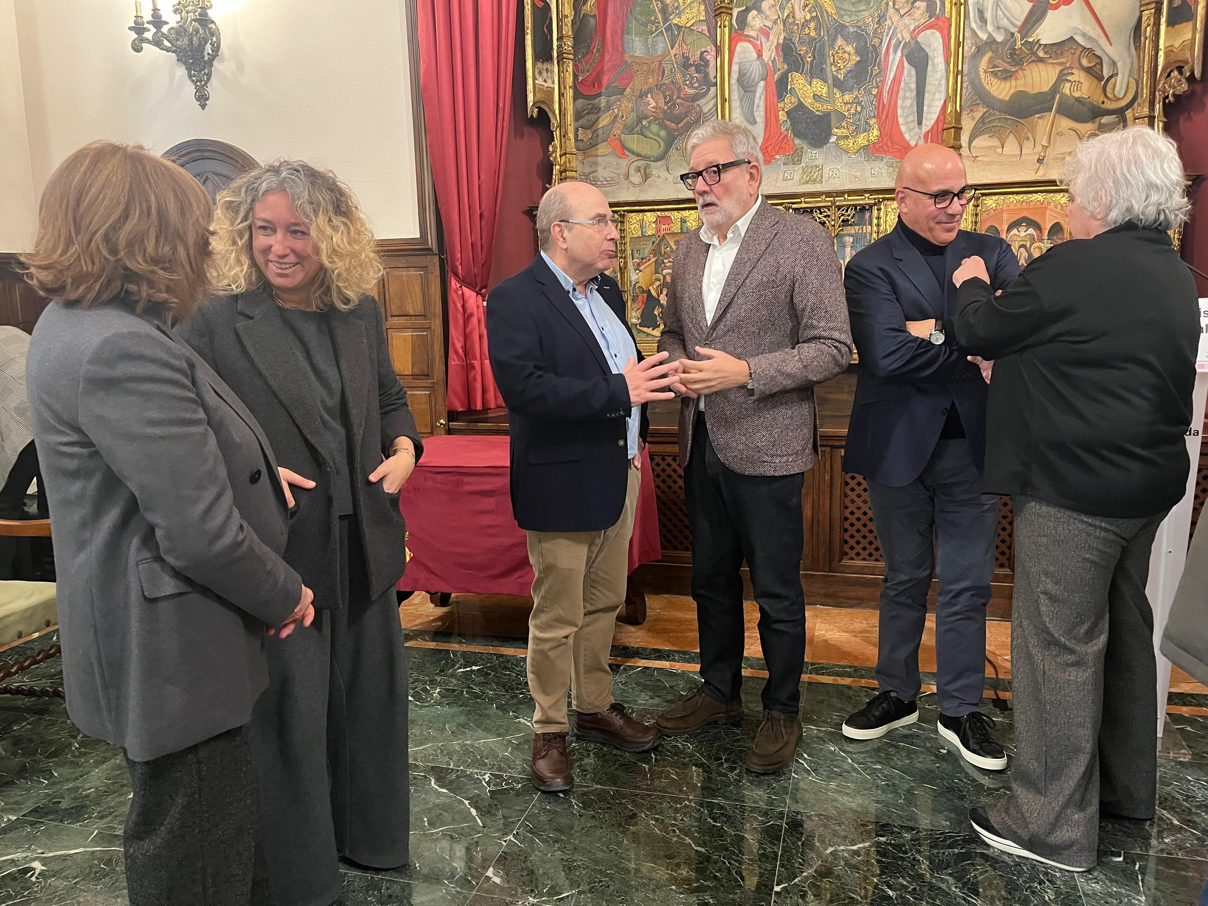 Larrosa, Bosch i Valls parlant amb els representants de les entitats empresarials