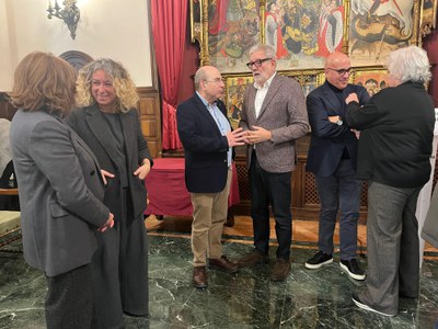 Larrosa, Bosch i Valls parlant amb els representants de les entitats empresarials.