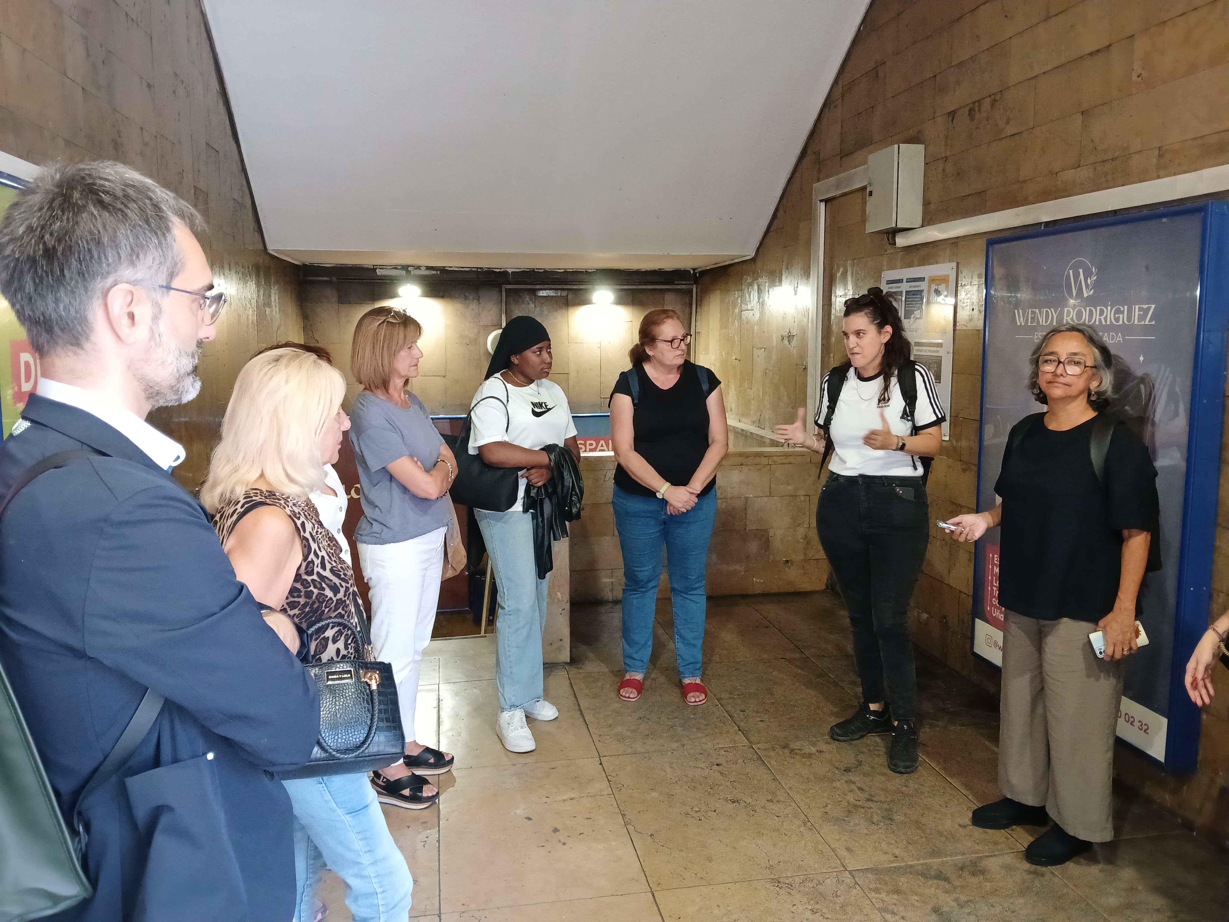 Les participants en l'exploració i el gerent de l'EMAU conversen sobre les millores que es podrien fer al pàrquing en temes com la il·luminació i la senyalització