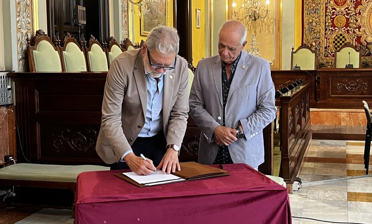 L'alcalde Larrosa ha signat el conveni amb la FAVLL, representada pel seu president, Toni Baró.