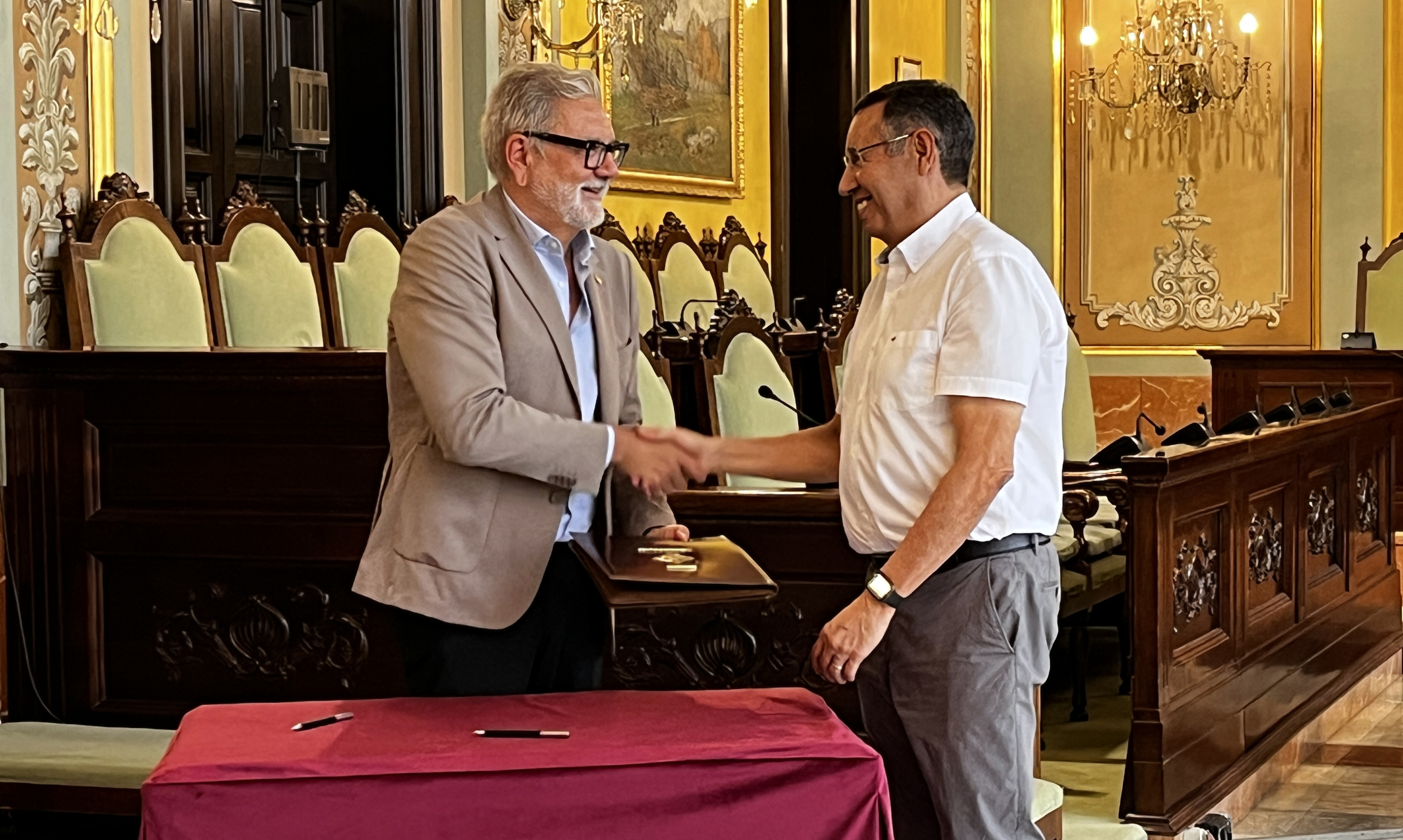 L'alcalde, Fèlix Larrosa, i el president de la FCVS, Ramon Farré, han signat el conveni de col·laboració entre ambdues parts.