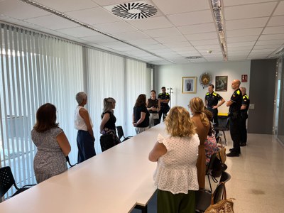 Salutació de la 3a tinenta d'alcalde i regidora de Seguretat, Mobilitat i Civisme, Cristina Morón, a les noves agents cíviques.