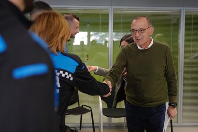El paer en cap, Miquel Pueyo, ha saludat els agents que s'incorporen al cos de la Guàrdia Urbana..