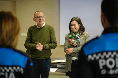 El paer en cap, Miquel Pueyo, i la tinent d'alcalde Jordina Freixanet, han saludat els nous agents que s'incorporen al cos de la policia local..