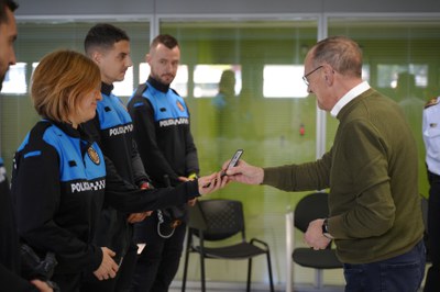 L'alcalde Pueyo ha donat les plaques als nous agents que s'incorporen al cos de la Guàrdia Urbana..