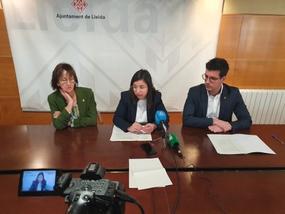 La compareixença informativa en què han participat els tinents d'alcalde Jordina Freixanet, Toni Postius i Montse Pifarré..