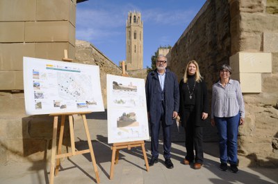L'alcalde amb la regidora i la tècnica responsable del projecte, Esther Fanlo.