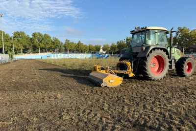 Avui han començat els treballs de neteja i desbrossament per preparar el terreny per a la sembra..