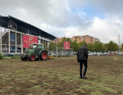 El regidor d'Esports, Jackson Quiñónez, ha visitat aquest dimecres l'inici dels treballs per renovar la gespa del Camp Annex..