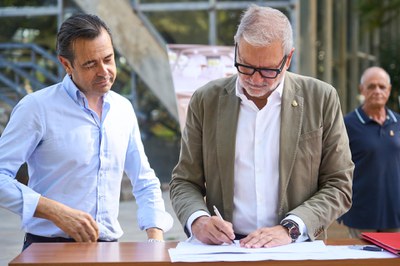 El moment de la signatura de l'acta de replanteig i d'inici d'obra.