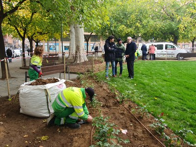 L'alcalde ha supervisat avui les tasques que s'estan duent a terme a la plaça Pau Casals.