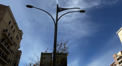 Treballs per col·locar 36 nous fanals a l'avinguda Prat de la Riba..