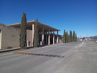 La banda reductora al costat del cementiri municipal.