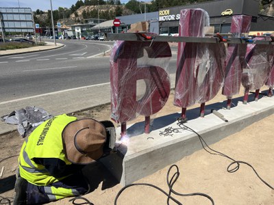 Un moment de la instal·lació de les lletres a la rotonda.