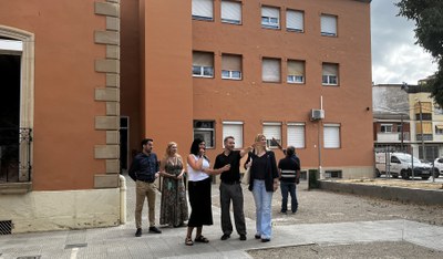 Begoña Iglesias i Xavi Blanco han visitat aquest matí el CEE Esperança on s'estan fent treballs de pintura i manteniment aquest estiu..