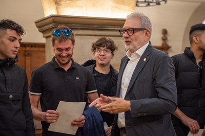 L'alcalde, amb alguns dels alumnes que han rebut el diploma avui..