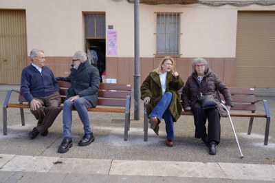Larrosa i Iglesias, amb veïns, en dos dels nous bancs.