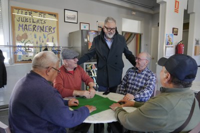 Un moment de la visita al bar de la llar de gent gran del barri.