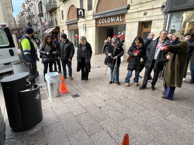 Instal·lació d'una de les noves papereres al carrer Major.