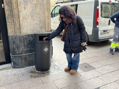 Les noves papereres llueixen el logotip de la Paeria.
