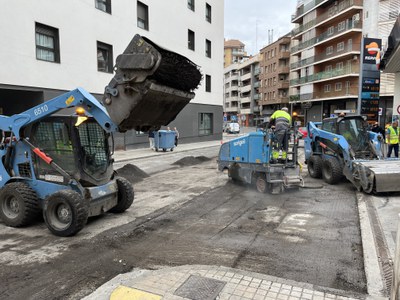 Les màquines i els operaris treballant en aquest tram de carrer.