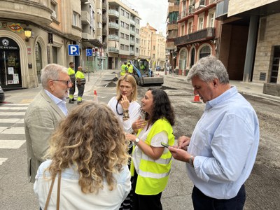 Larrosa, Iglesias i Bosch, amb tècnics municipals durant la visita a les obres.