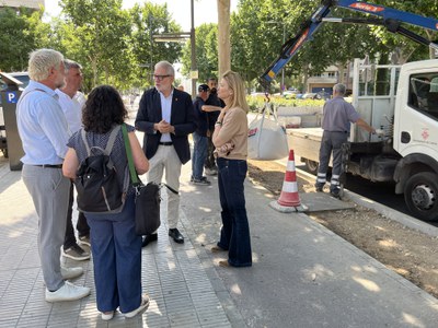 L'alcalde Larrosa i la tinenta d'alcalde han visitat avui el tram que s'ha asfaltat a Onze de Setembre.