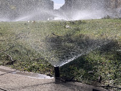Instal·lació de reg al costat dels Camps Elisis.