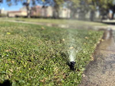 Instal·lació de reg al costat dels Camps Elisis.