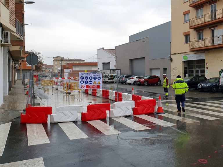 Operaris treballant en la senyalització al carrer Jeroni Pujades