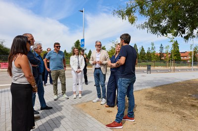L’alcalde de Lleida, Fèlix Larrosa, i la tinenta d’alcalde i regidora d’Agenda Urbana, Begoña Iglesias, amb veïns i veïnes de Ciutat Jardí durant la ….