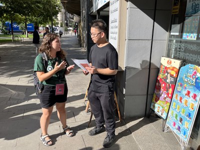 Una educadora explicat el nou model a un hostaler.