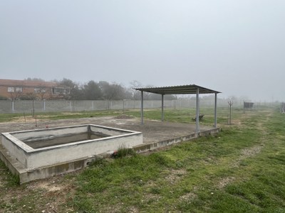 Vista de la zona de passeig, amb una nova tanca, la zona de bany i una pèrgola i 14 arbres per guanyar ombres de cara a l'estiu.