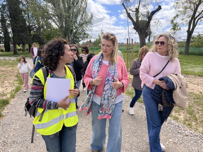 La tinenta d'alcalde i regidora de Sostenibilitat, Begoña Iglesias, amb una de les tècniques i guia de la visita.