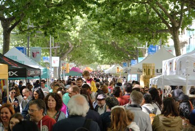 Imatge d'arxiu de la diada de Sant Jordi 2023. La Paeria ha obert el termini per sol·licitar parades per vendre roses, llibres i altres producte relacionats..