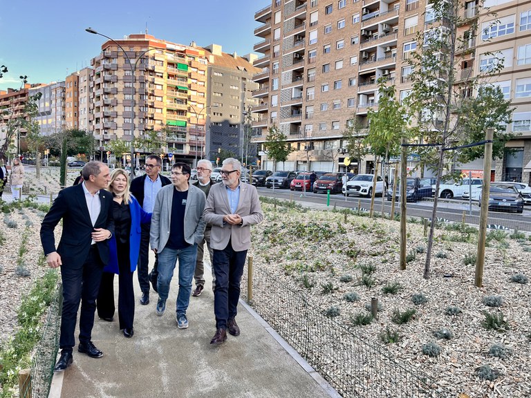 L’alcalde, Fèlix Larrosa, i la regidora d’Agenda Urbana i Espai Agrari i Sostenibilitat, Begoña Iglesias, acompanyats del president de l’AV Joc de la Bola, Antoni Vila, i el subdelegat del Govern, José Crespín, visiten el nou espai verd