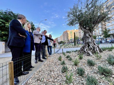 L’alcalde, Fèlix Larrosa, i la regidora d’Agenda Urbana i Espai Agrari i Sostenibilitat, Begoña Iglesias, acompanyats del president de l’AV Joc de la….