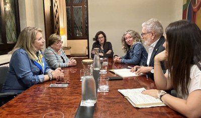 Reunió de l'alcalde, Fèlix Larrosa, acompanyat de la tinenta d'alcalde Cristina Morón i la regidora Pilar Bosch, amb una representació de l’AV de Templers-Escorxador, a la Paeria..