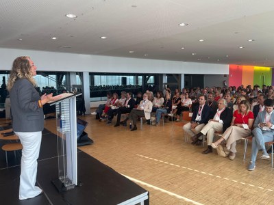 La regidora Pilar Bosch en l'obertura de la Trobada Empresa i Cultura de Lleida.