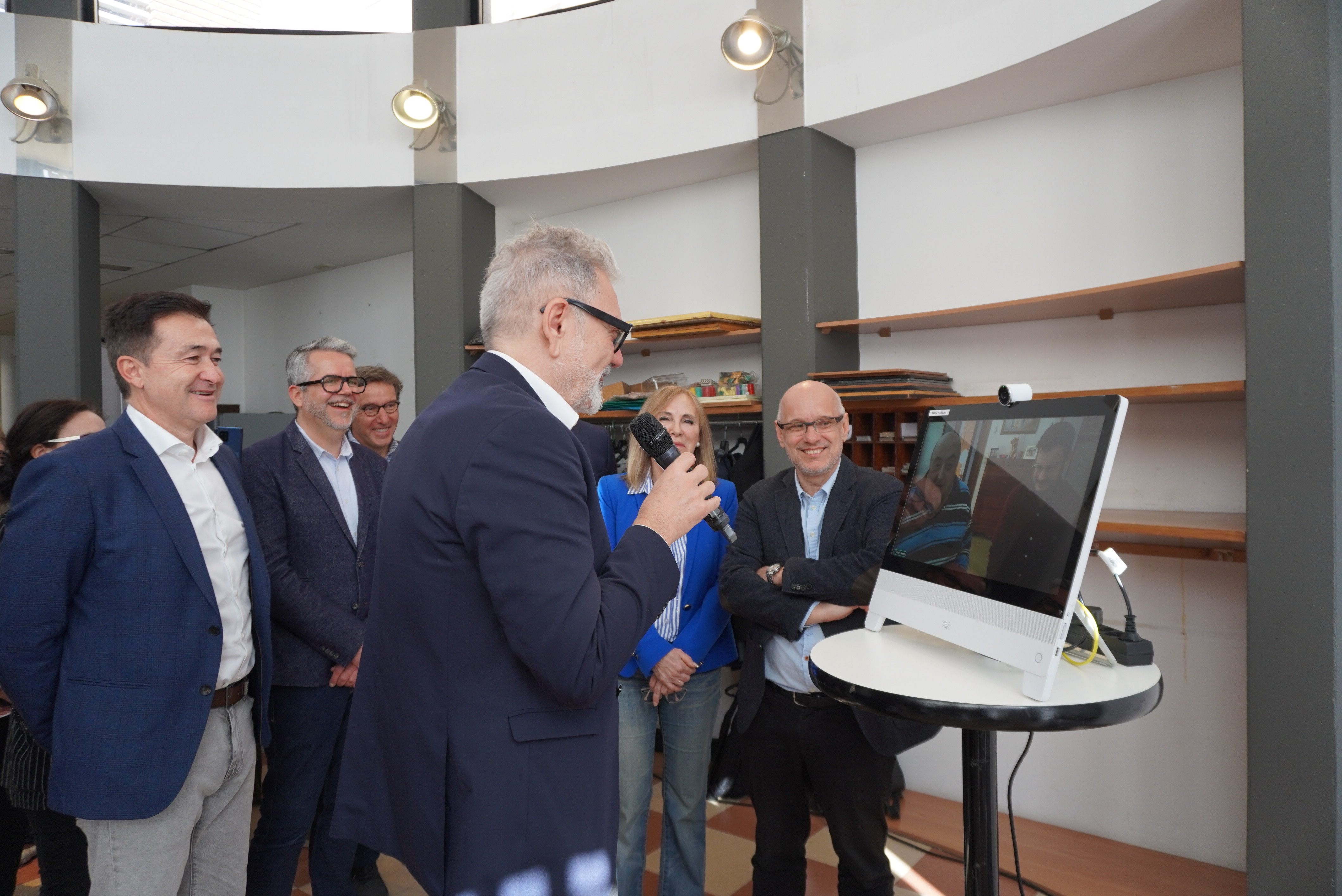 L'alcalde Larrosa ha trucat a través del Sèniors Meet a una de les presones participants en el projecte pilot.