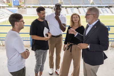 L'alcalde, la tinenta d'alcalde Begoña Iglesias i el regidor d'Esports, Jackson Quiñónez, amb tècnics municipals, avui en la visita al Camp d'Esports.