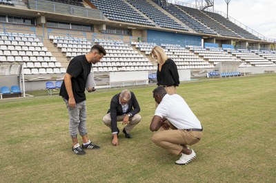 Un moment de la visita a la gespa de l'estadi, que s'està renovant.