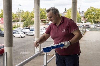 Tasques de pintura en la barana en un dels accessos.