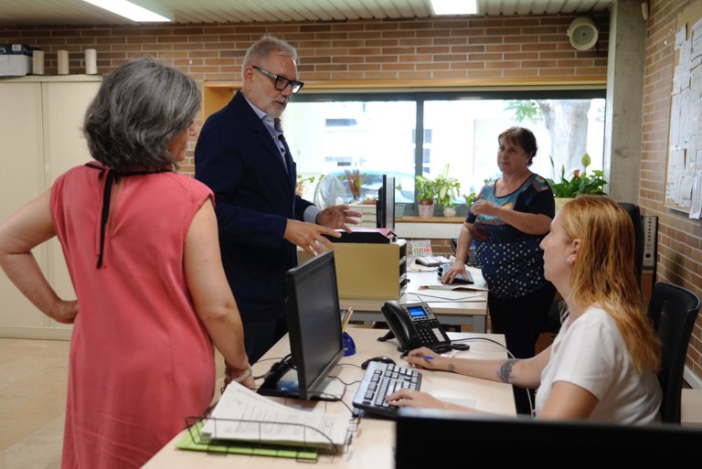 Larrosa ha saludat les treballadores municipals del centre cívic