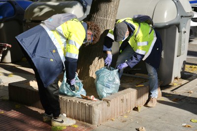 Els operaris revisaran les bosses abandonades al carrer per identificar els infractors.